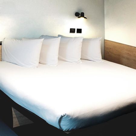 Cx Milan Nom Hostel Bagian luar foto