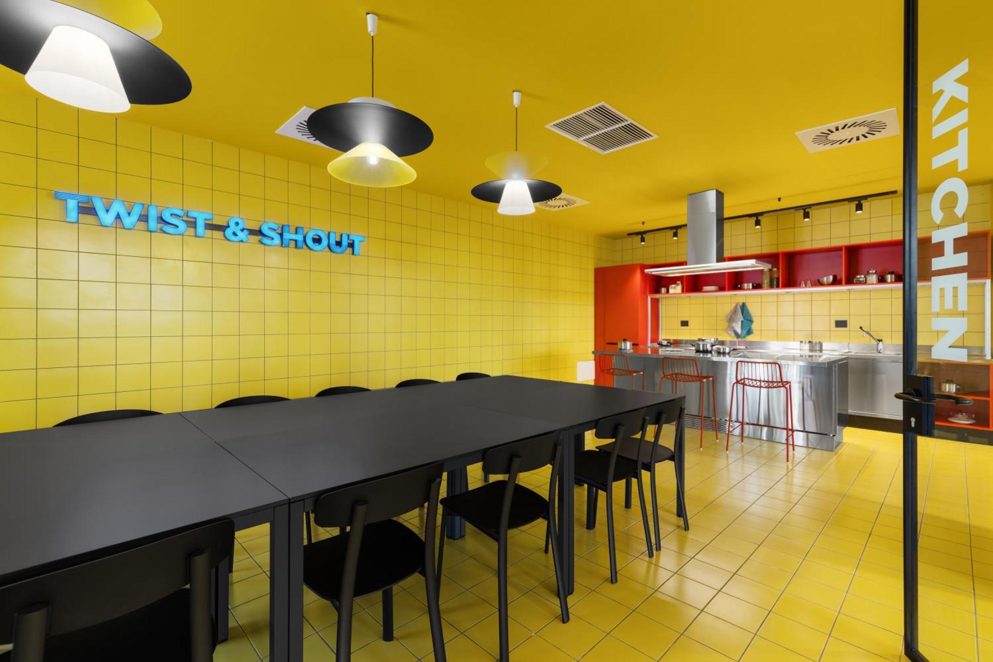 Cx Milan Nom Hostel Bagian luar foto