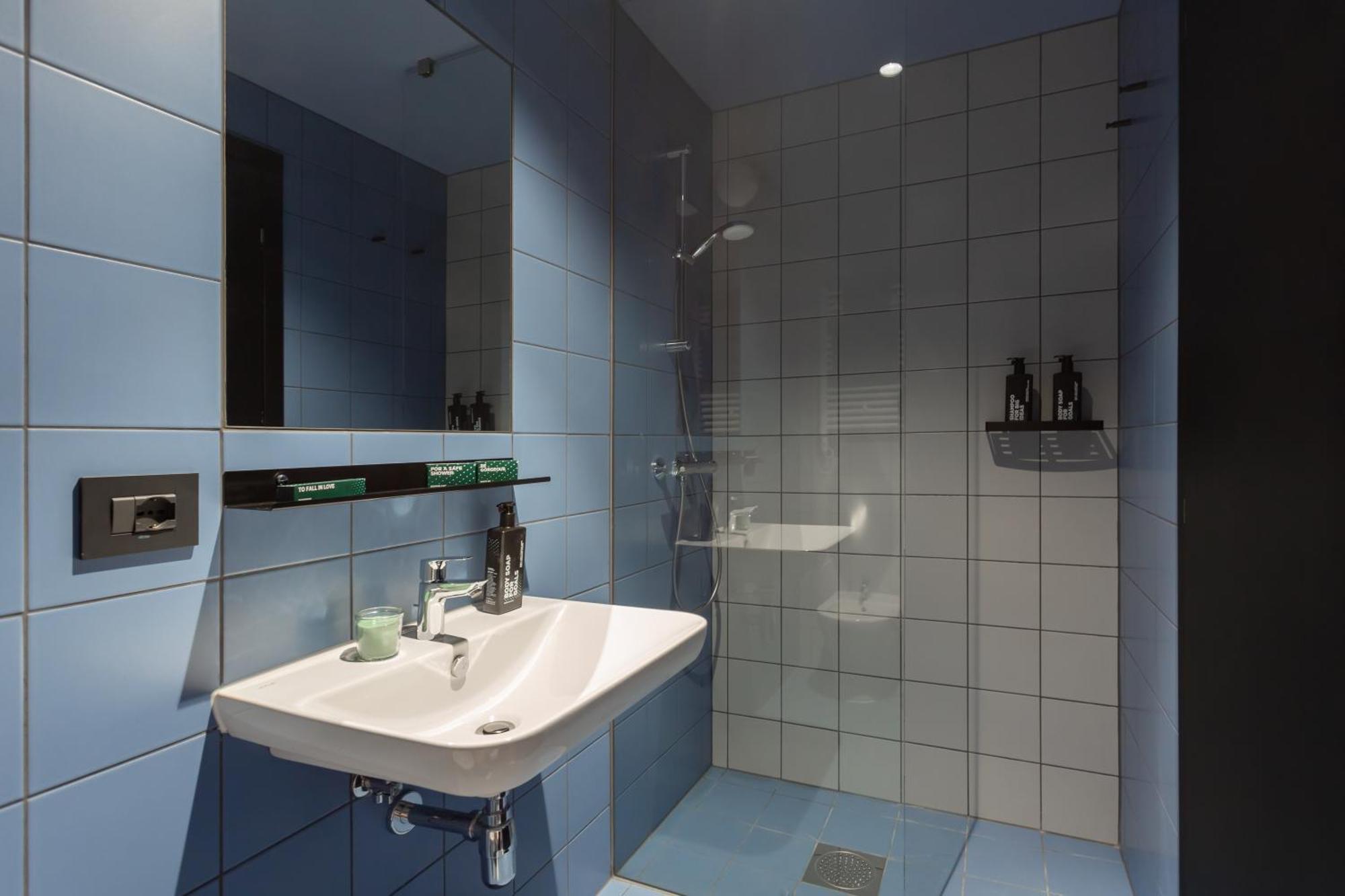 Cx Milan Nom Hostel Bagian luar foto